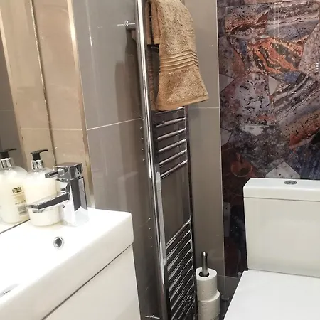 Beautiful London Home Sleeps 6, 2 Minutes To Metro Экстерьер фото