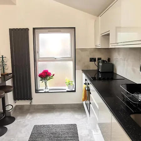 Beautiful London Home Sleeps 6, 2 Minutes To Metro Экстерьер фото