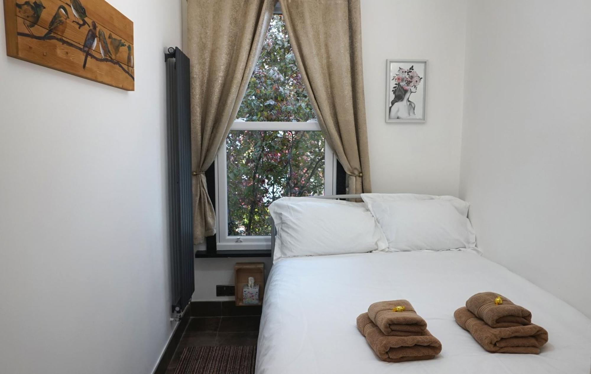 Апартаменты Beautiful Sleeps 6, 2 Minutes To Metro *