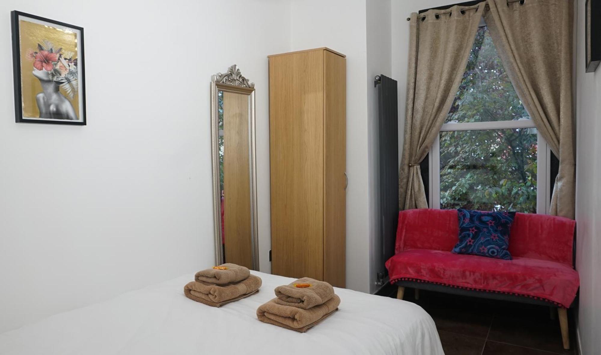 Beautiful Sleeps 6, 2 Minutes To Metro Апартаменты *