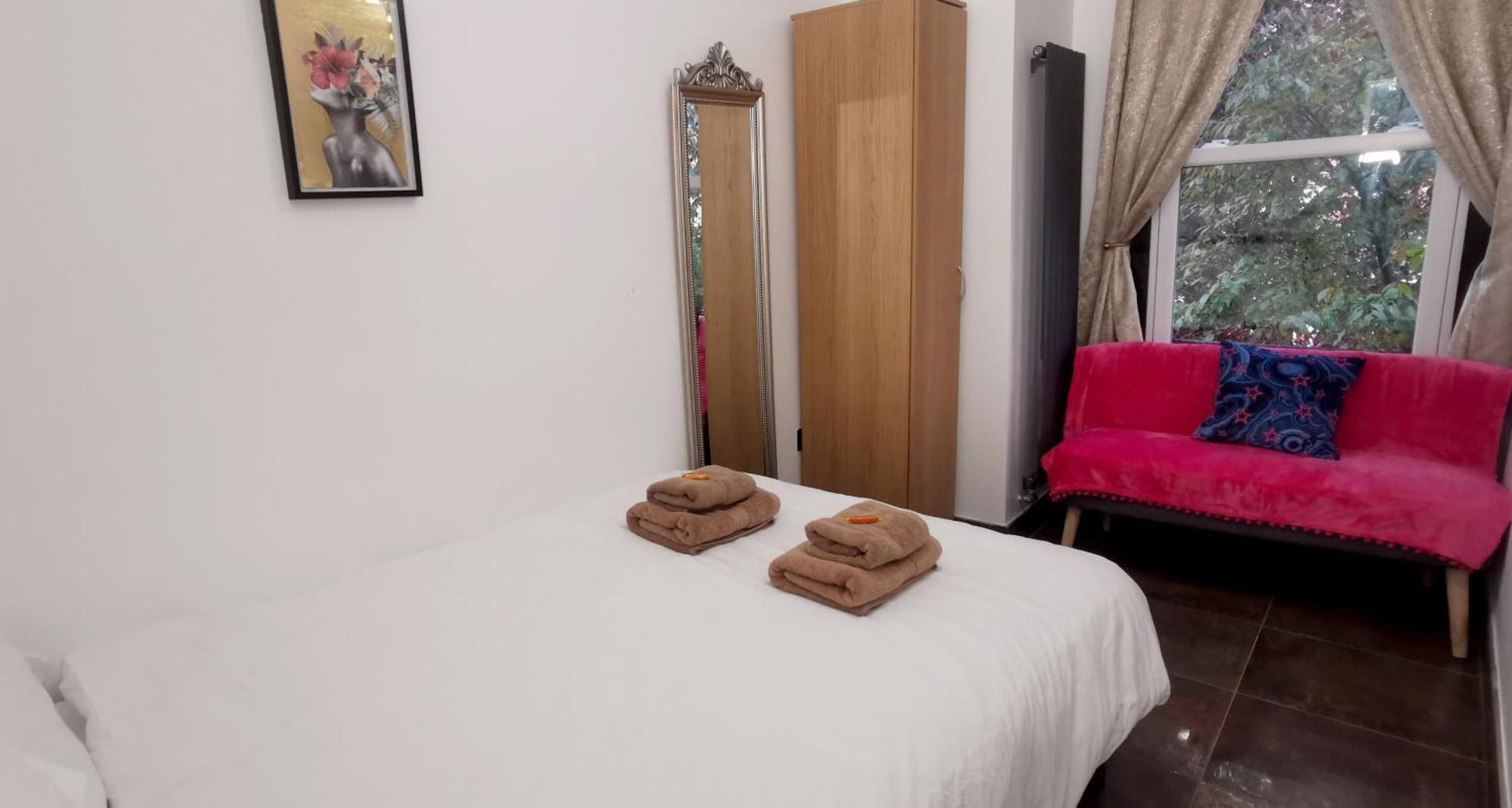 Апартаменты Beautiful Sleeps 6, 2 Minutes To Metro *