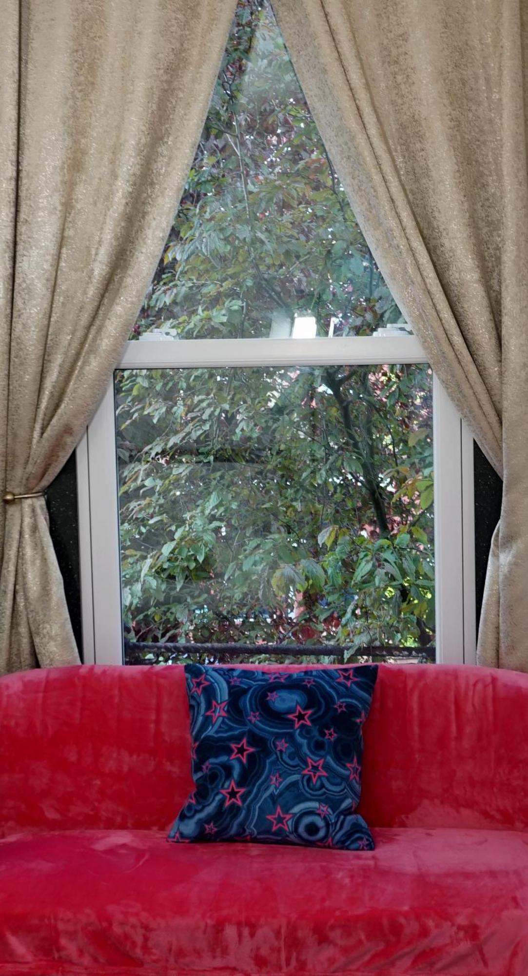 Beautiful Sleeps 6, 2 Minutes To Metro Апартаменты