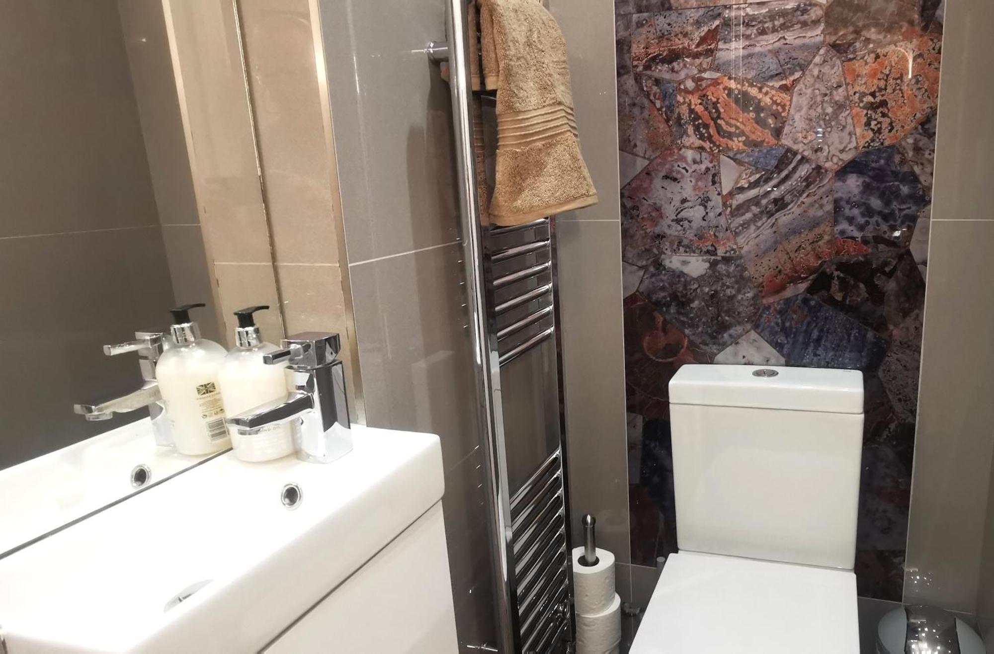 Beautiful Sleeps 6, 2 Minutes To Metro Апартаменты *
