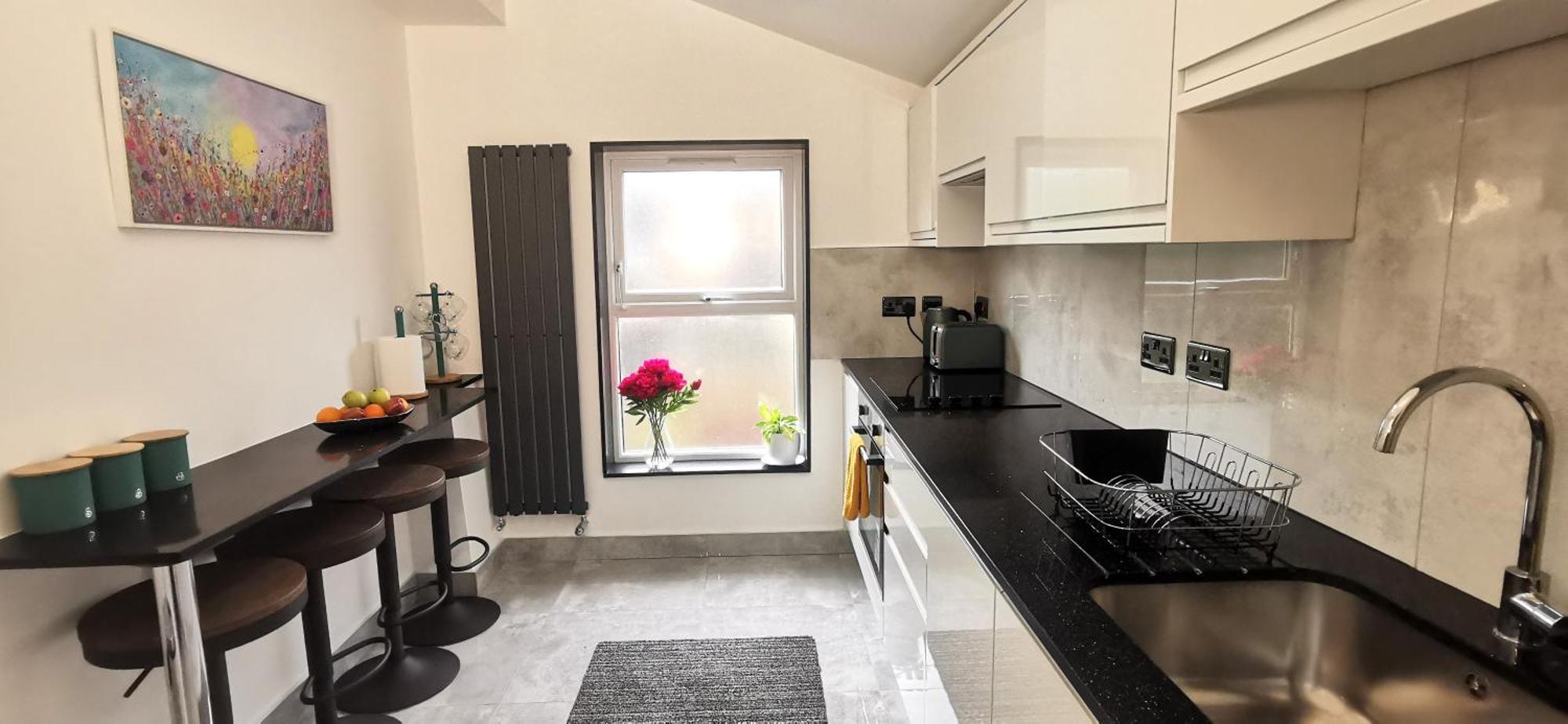 Апартаменты Beautiful Sleeps 6, 2 Minutes To Metro Лондон